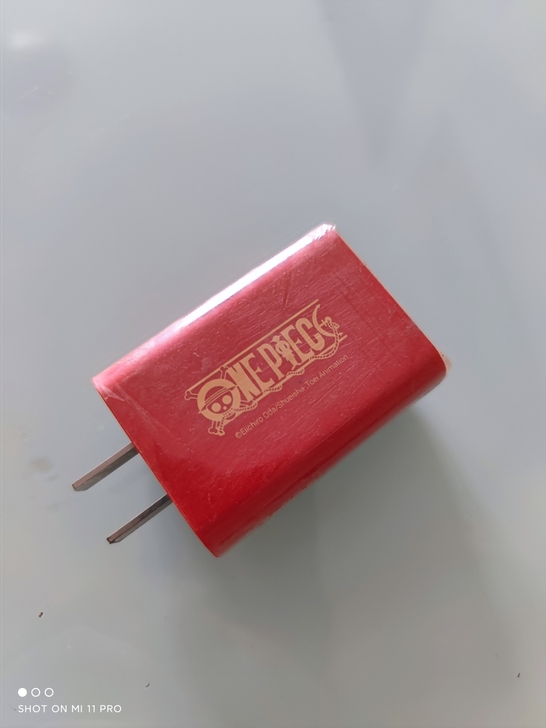 魅蓝note6 海贼王限定版的原装充电头。...