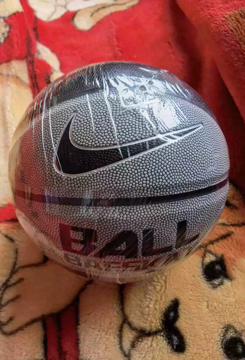 闲置一个耐克篮球。7号成人篮球，成色如图。...
