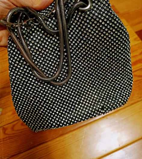 钻石包包，前后各少一颗钻（去美甲店可以补上...