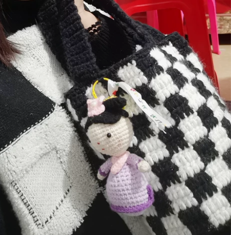 钩针棋盘格圆包包,,买包包送包包挂件有点毛...