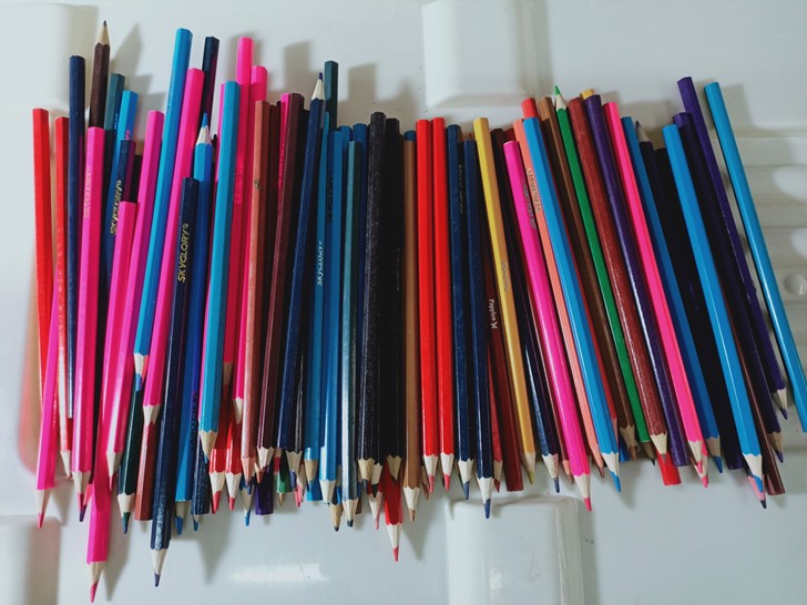 彩色铅笔95-100支一份,15元包邮了~...
