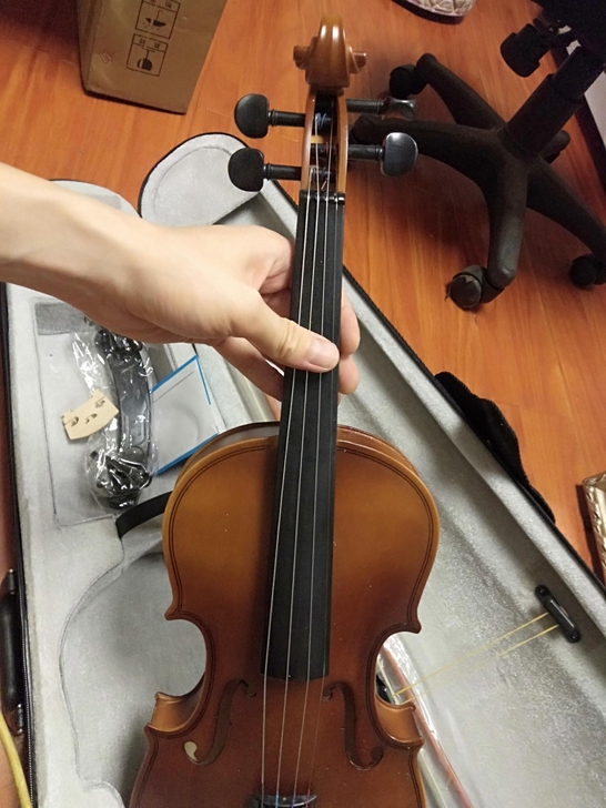 店铺小提琴贱卖，该有的配件都有，这个音质很...