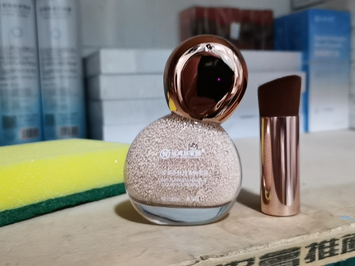 运鸿小灯泡多效持妆粉底液，