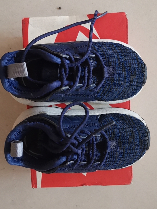 阿迪达斯运动鞋5k11.5厘米，孩子小的时...