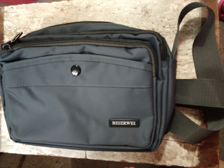 斜挎包腰包，全新，没用过，包邮，不退不换。