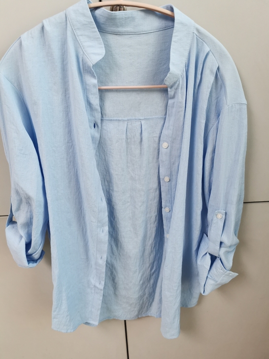 蓝色衬衫，仅洗后试穿过，衣服材质舒服，单穿...