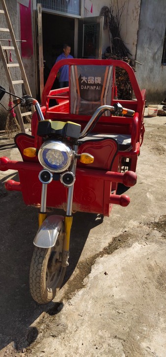 我母亲买的电动车，我们不让她骑，年龄大了不...