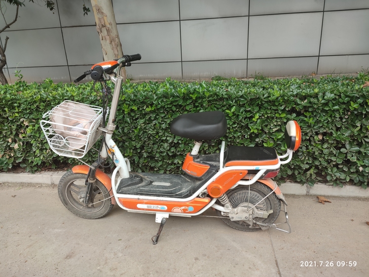 爱玛电动车，新旧如图，电瓶电机都没问题，正...