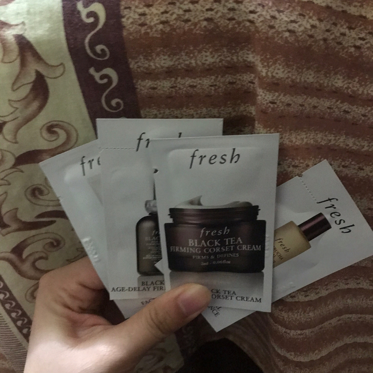 馥蕾诗红茶塑颜紧致面霜2ml 7元一片