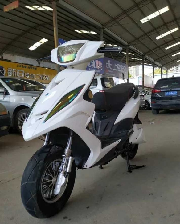 出二手电动车,雅迪爱玛都有,送头盔。