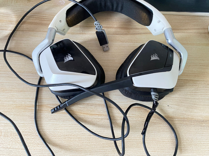 正品海盗船耳机闲置品 线和耳机接口处脱皮了...