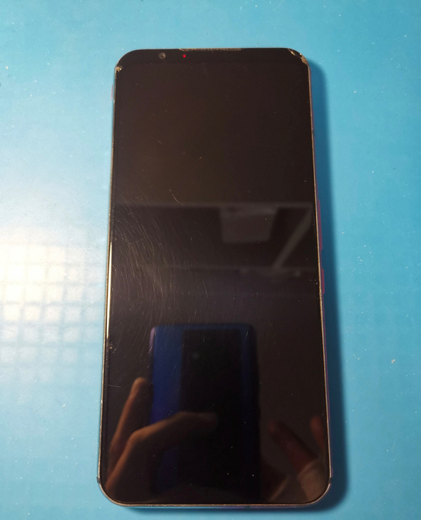 红魔5g 12+256g 外屏顶部破了一点...