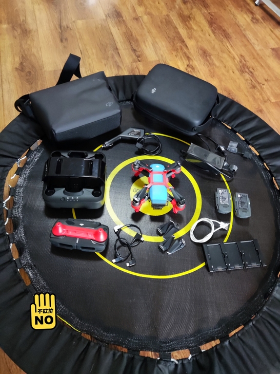 大疆晓spark无人机，有飞机和遥控器，三...