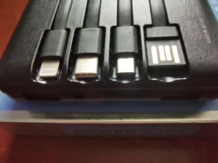 九九新充电宝,20000毫安,输出接口有苹...