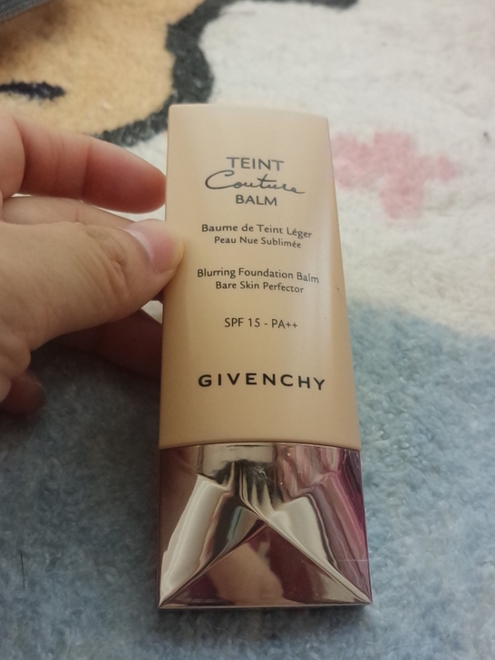 纪梵希粉底液1号色