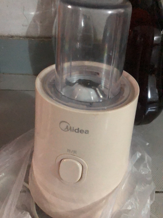 美的榨汁搅拌机一个，八成五新，容量不大。适...