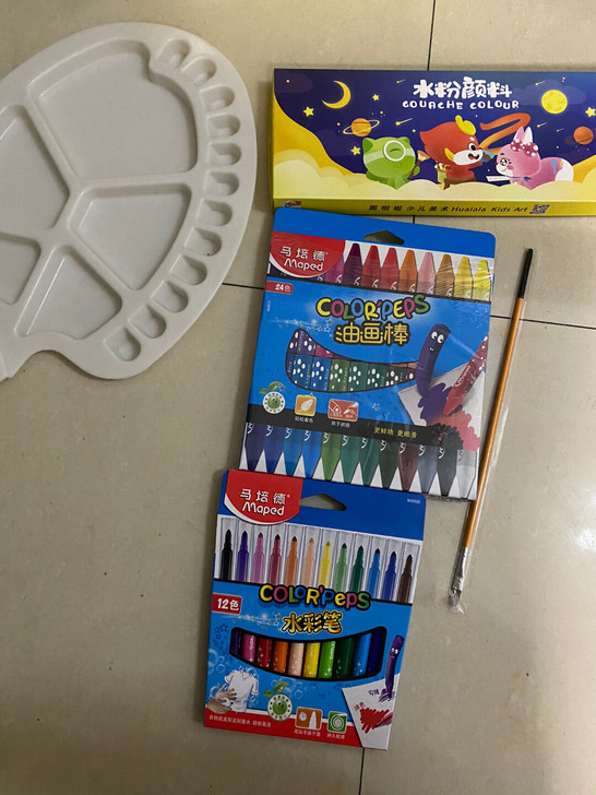 水彩笔，油画棒，水粉颜料，一个调色盘，一支...