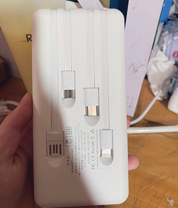 仓库剩几箱冲电宝10000毫安自带线一拖四...