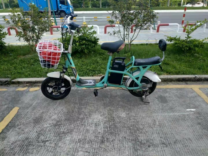 雅迪48伏锂电池电动车便宜出,车子如图,电...