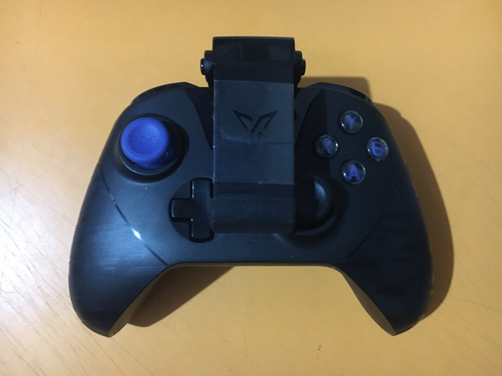 飞智x8蓝牙游戏手柄成色不错，实拍如图。联...