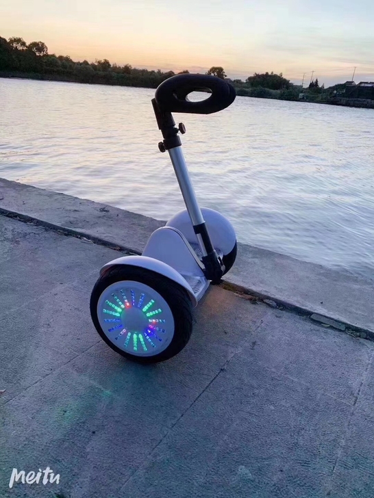 米九同款平衡车，蓝牙音乐、手机控制、大电池15-20km可升