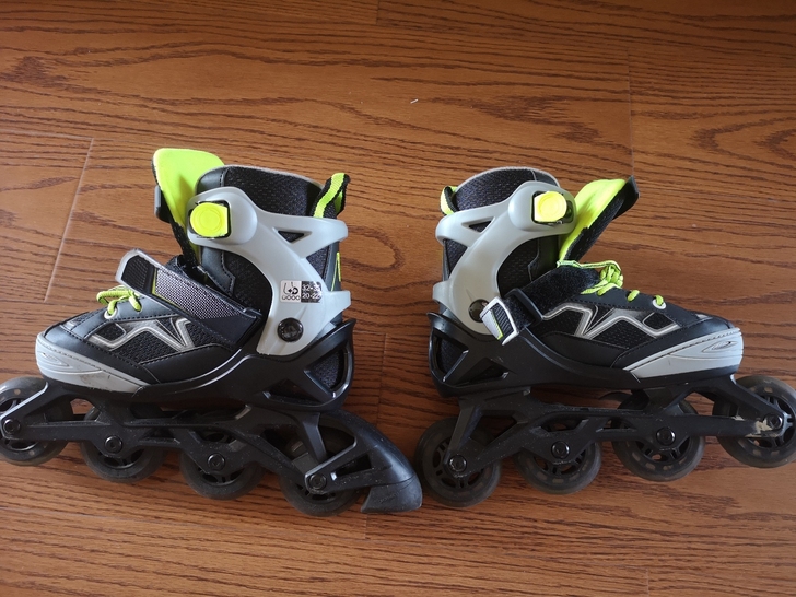 七成新轮滑鞋，迪卡侬自有品牌，可调节，尺寸...