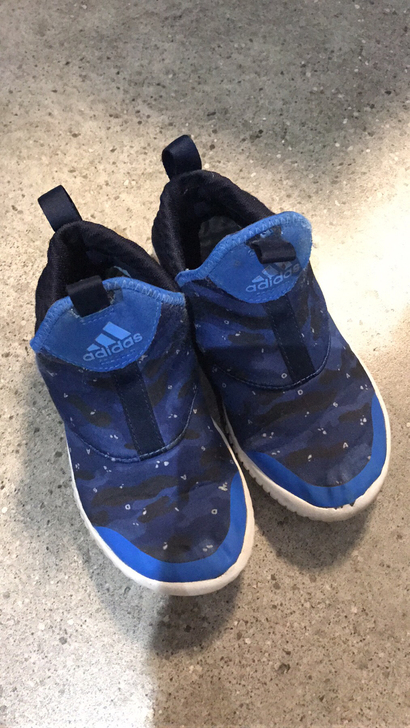 阿迪儿童运动鞋,内长18,8成新,穿着很舒...