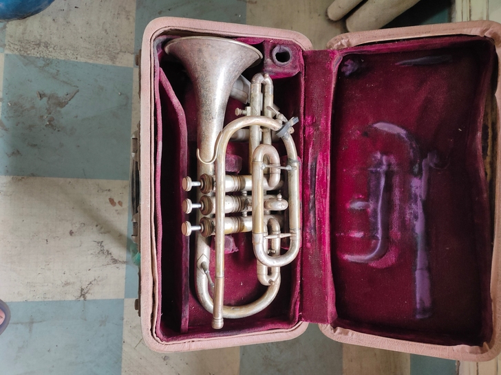 有主题音乐餐厅当装饰品。小号，长号，萨克斯...