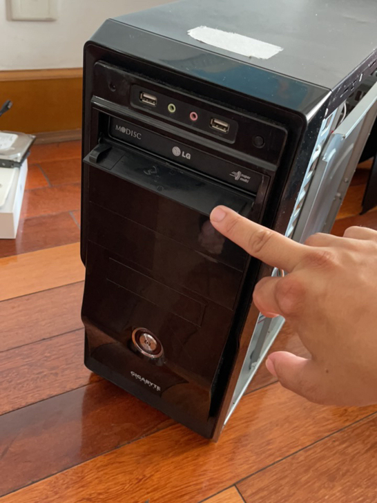 技嘉主机箱全套带挡板带一个lg光驱