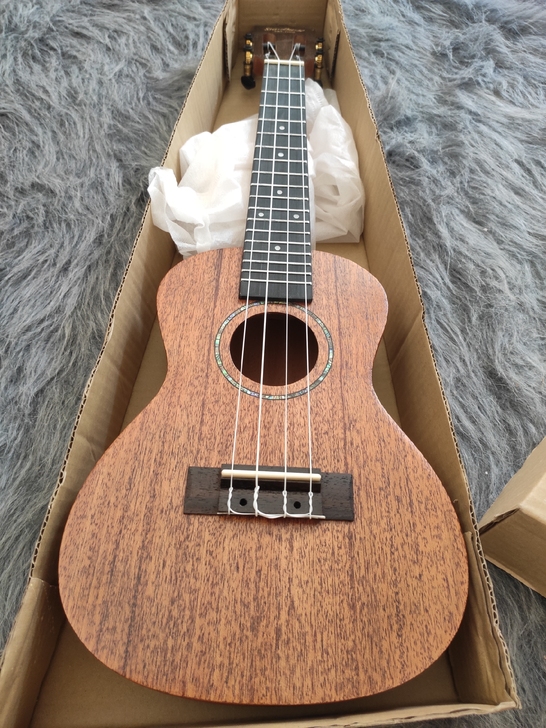 低价甩卖一台全单23寸古典头尤克里里便宜出...