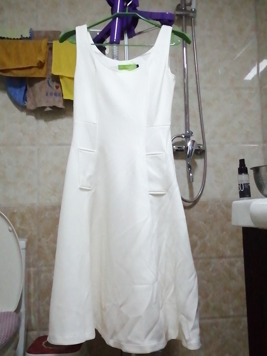 白色无袖连衣裙，参加婚礼穿过一顿饭的功夫，...