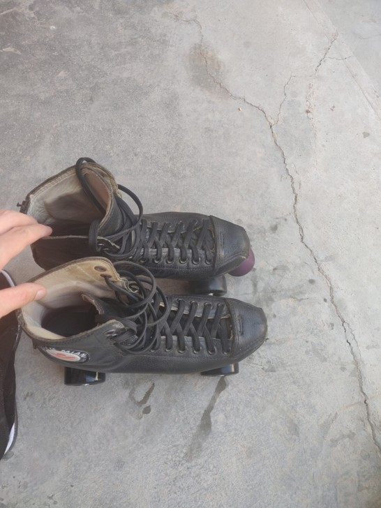 双排旱冰鞋，适合42 43 码穿。好久不玩...
