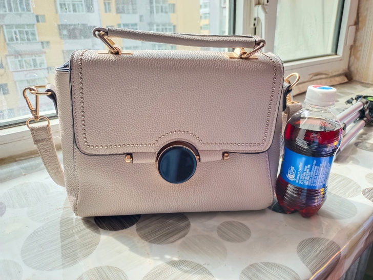 闲置女生单肩包,可乐是300毫升最小瓶的,...