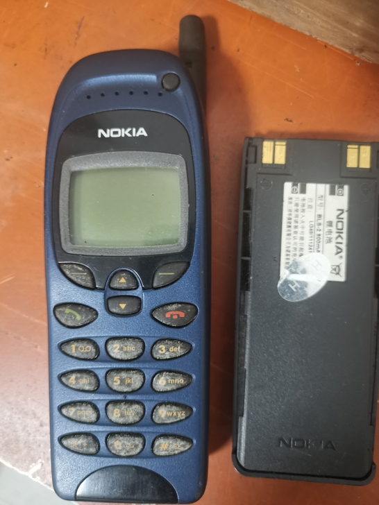 搬家搬出当年的诺基亚手机，转让有缘人。价格...