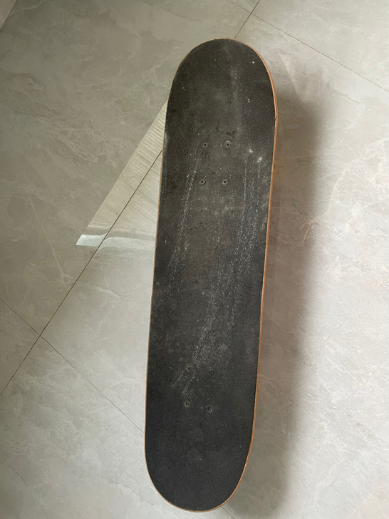 初学者滑板一个，基本上全新，学过一两次就闲...