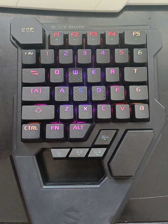 黑鲨单手游戏键盘，青轴，99新。只有黑鲨手...
