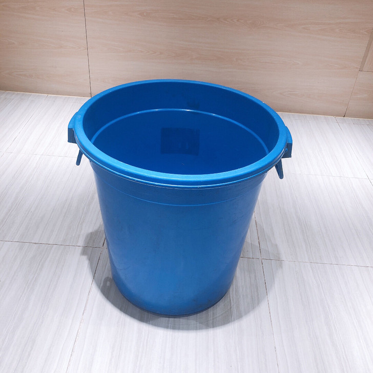 大号加厚塑料储水桶闲置占地处理。共有三个，...