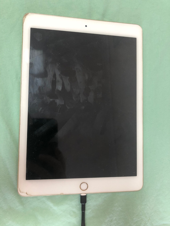 京东自营买入，正常使用，有膜，外壳有磕碰划...