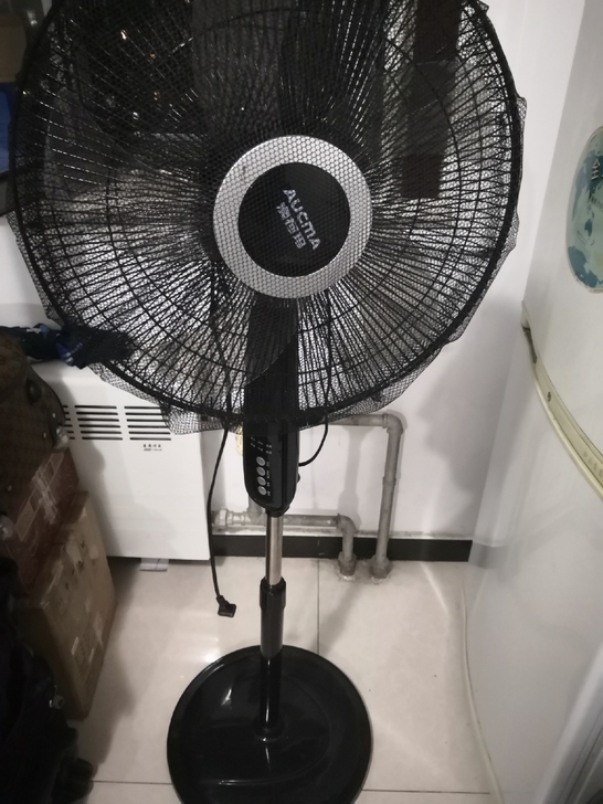 澳柯玛落地风扇大概1.5米高,有遥控器,4...