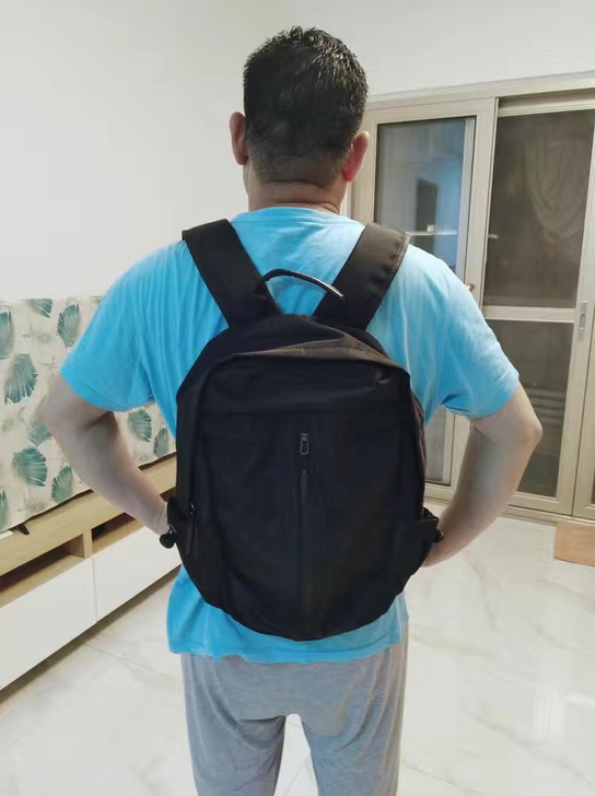 正品全新卡帝乐鳄鱼同款双肩包男式款，特价处理