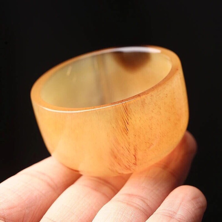 多年前家里收藏的一套西藏老羊角杯保真，喜欢...