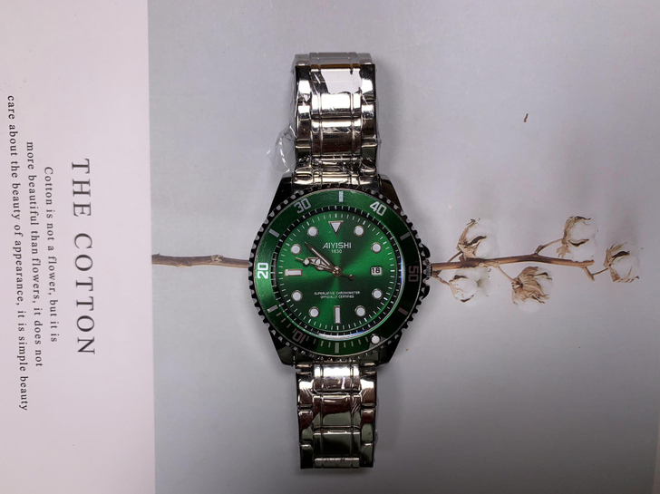 便宜出块全新的手表，带夜光和防水，人动电能...