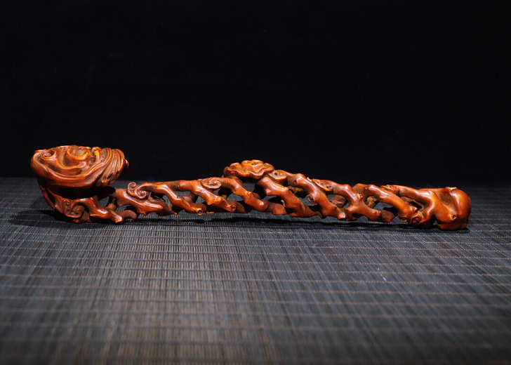 黄杨木精工雕刻镂空灵芝如意,