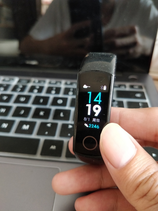 荣耀手环4NFC版，可刷公交地铁，可戴着游...