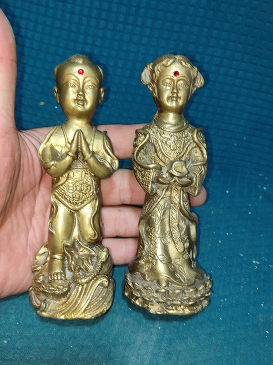 铜佛像,高13.5厘米,重1.1斤,标价为...