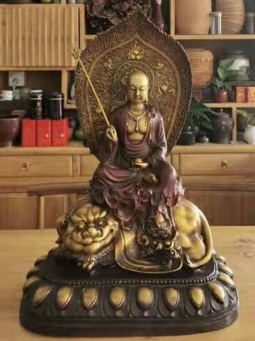 铜佛像骑狮地藏王菩萨坐像。