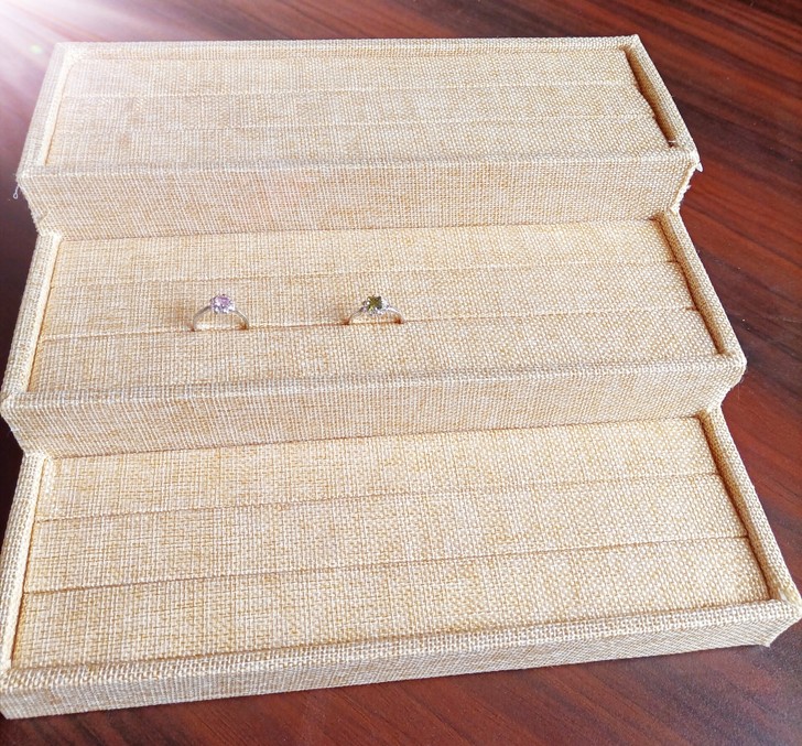 亚麻阶梯戒指盘。规格:宽26*深24*高9...