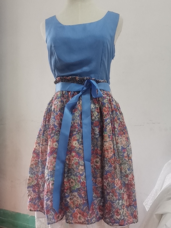 捡漏啦，捡漏啦，西区瑞普碎花蓬蓬裙，M码的...