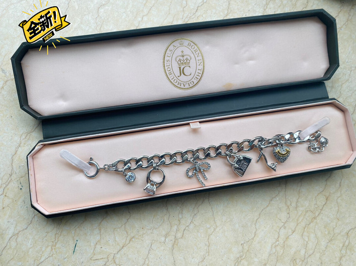 Juicy Couture银色复古吊坠手链...