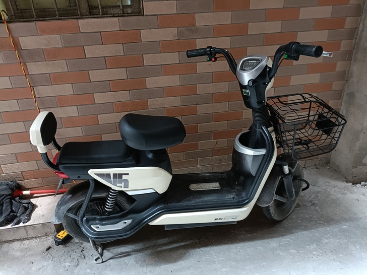 自用爱玛电动车，之前用来送外卖的，买了八个...